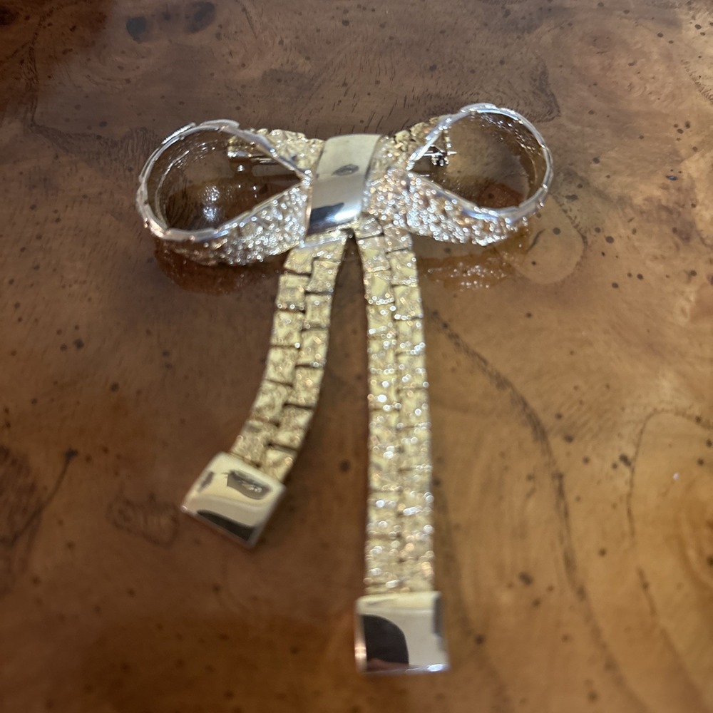 Elegant Vintage 1980's Gold Tone Textured Articulated Bow Brooch‎